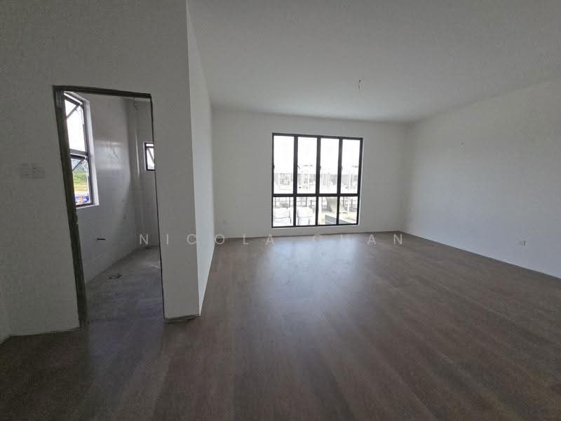 Rumah Teres 2-Tingkat untuk Dijual di Kuching (Sarawak) - Nicola Chan - Master bedroom with attached bathroom - PropertyGuru.com.my