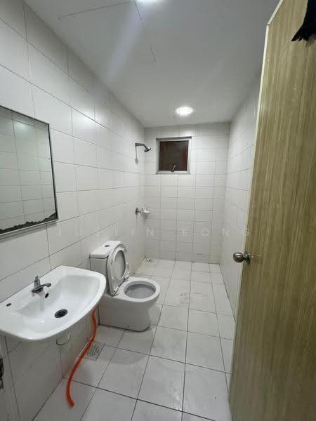 Kediaman Servis untuk Dijual di Greenfield Regency - Justin Kong - Bathroom - PropertyGuru.com.my