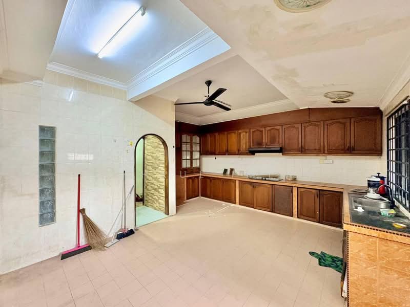 Semi-Detached House for Sale in Taman Johor Jaya (Johor Bahru) - Fakhrul Imlan - Kitchen - PropertyGuru.com.my