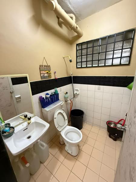 Pangsapuri untuk Dijual di Sri Putra Apartment - Ah Liang - Bathroom - PropertyGuru.com.my