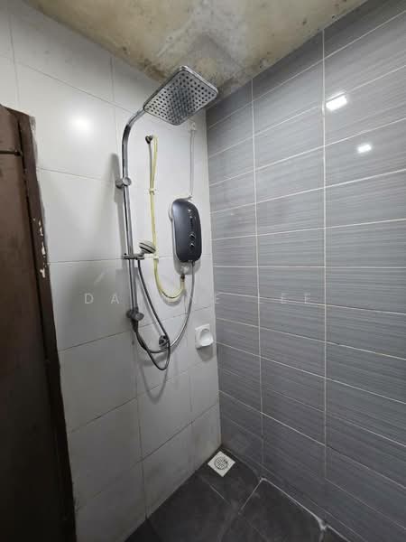 Service Residence for Rent at Sky Oasis Residence (Pangsapuri Oasis 1) - Daphne Lee - Bathroom - PropertyGuru.com.my