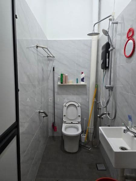1-storey Terraced House for Rent in Perling (Johor) - Alicia Lian - Bathroom - PropertyGuru.com.my