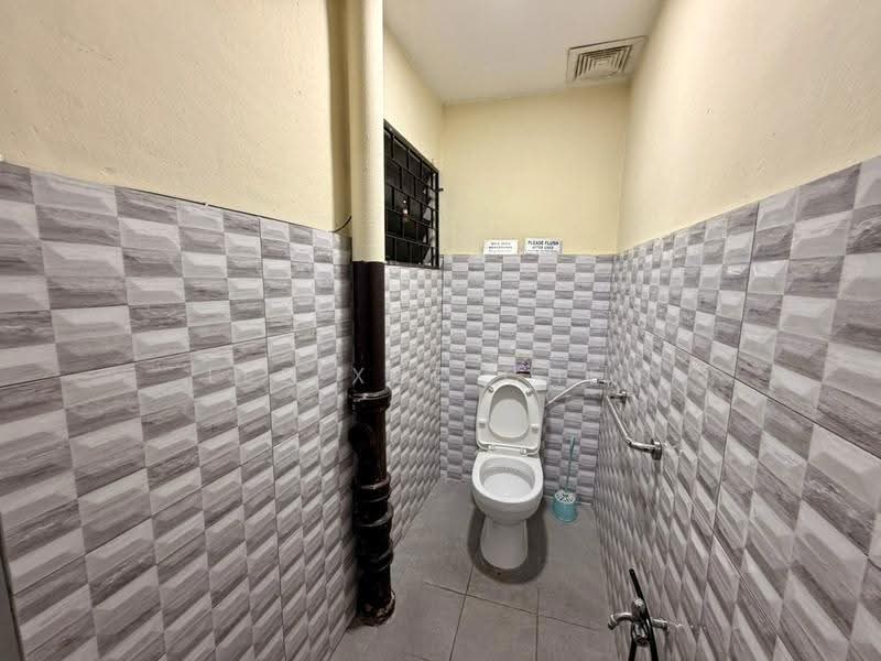 Kedai untuk Dijual di George Town (Penang) - Lee Xue Chen - Bathroom - PropertyGuru.com.my