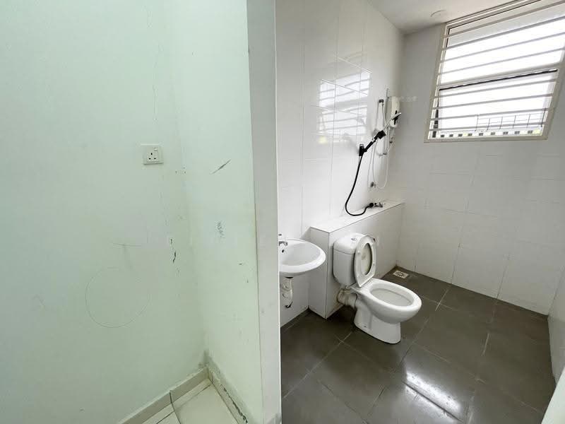 3-storey Terraced House for Rent in Kajang (Selangor) - Eiffel Lai - Bathroom - PropertyGuru.com.my