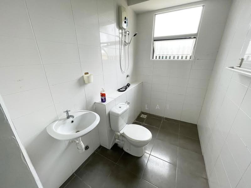 3-storey Terraced House for Rent in Kajang (Selangor) - Eiffel Lai - Bathroom - PropertyGuru.com.my