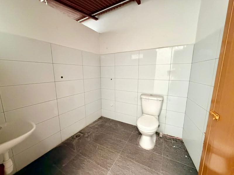 Kedai untuk Disewa di George Town (Penang) - Lee Xue Chen - Bathroom - PropertyGuru.com.my