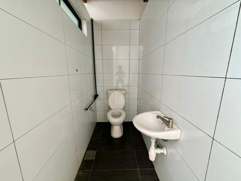 Kedai untuk Disewa di George Town (Penang) - Lee Xue Chen - Bathroom - PropertyGuru.com.my
