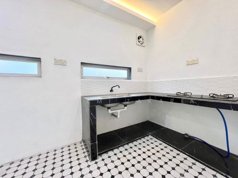 Rumah Teres 2-Tingkat untuk Dijual di Seri Kembangan (Selangor) - Zulhilmi Zakaria - Kitchen - PropertyGuru.com.my