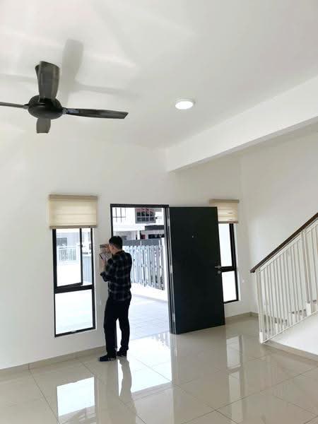Rumah Teres 2-Tingkat untuk Disewa di Seksyen U13 (Setia Alam) - Kew . - Entrance - PropertyGuru.com.my