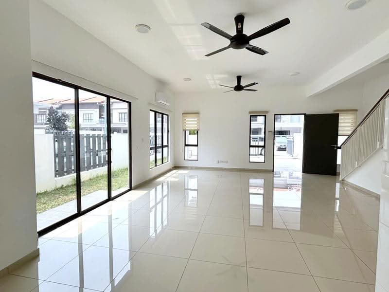 Rumah Teres 2-Tingkat untuk Disewa di Seksyen U13 (Setia Alam) - Kew . - Living Room - PropertyGuru.com.my