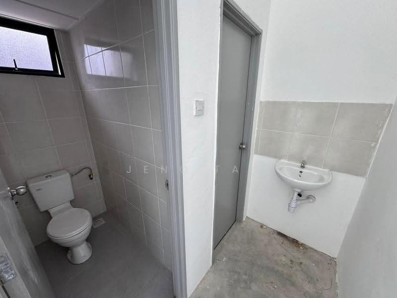 Shop / Office untuk Disewa di Kuching (Sarawak) - Jeno Tan - Bathroom - PropertyGuru.com.my