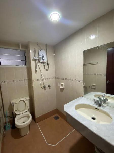 Kondominium untuk Disewa di Gurney Park Condominium - Jeanie Lim - Bathroom - PropertyGuru.com.my