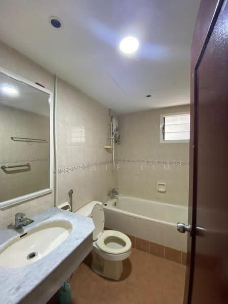 Kondominium untuk Disewa di Gurney Park Condominium - Jeanie Lim - Bathroom - PropertyGuru.com.my