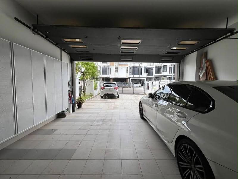Rumah Teres 3-Tingkat untuk Dijual di Sepang (Selangor) - Hartini Binti Ismail - Garage - PropertyGuru.com.my