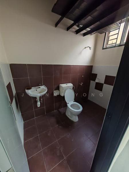 Shop / Office untuk Disewa di Taman Bestari Indah (Ulu Tiram) - JOANNE YONG - Bathroom - PropertyGuru.com.my