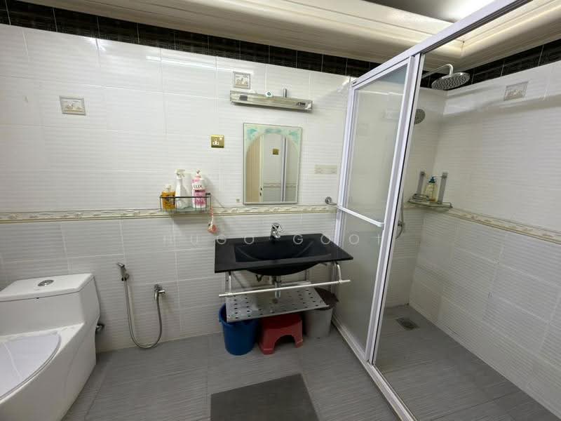 Bungalow House for Rent in Country Heights (Kajang) - Hugo Gooi - Bathroom - PropertyGuru.com.my