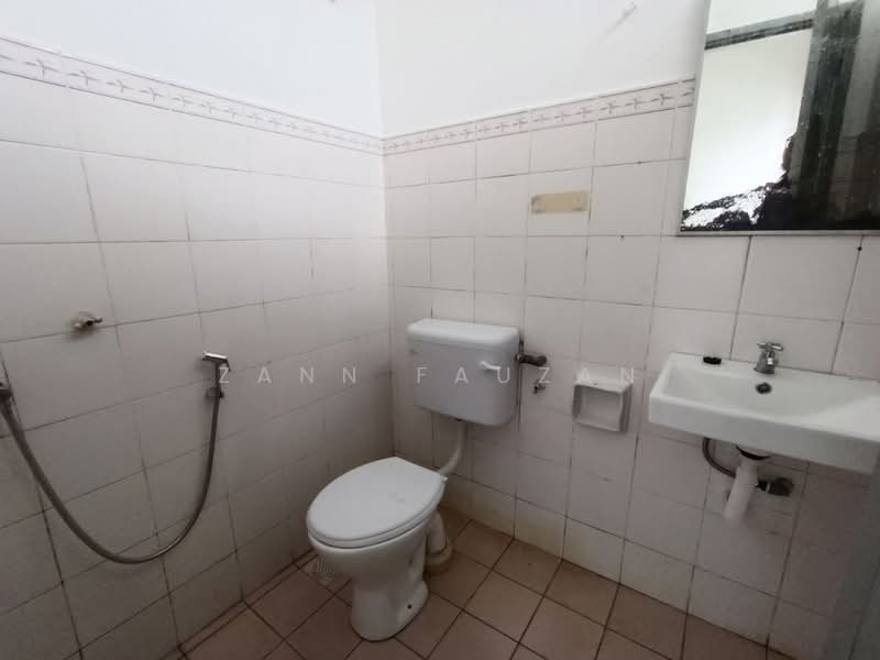 1-storey Terraced House for Sale in Puncak Alam (Selangor) - Zann Fauzan - Bathroom - PropertyGuru.com.my