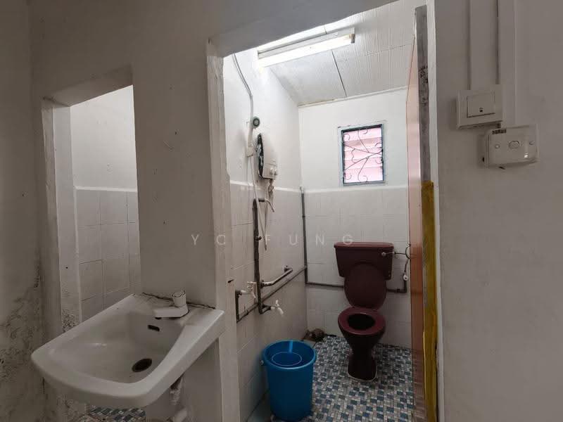 Rumah Teres untuk Dijual di Taman Abad (Johor Bahru) - YC Fung - Bathroom - PropertyGuru.com.my
