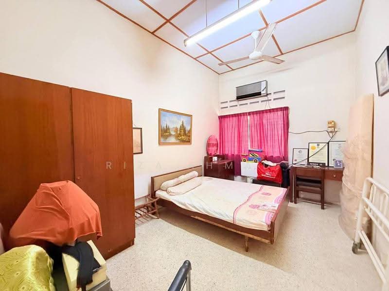 Rumah Teres 1-Tingkat untuk Dijual di Taman Megaway (Sikamat) - Riza Ahmad - Bedroom - PropertyGuru.com.my