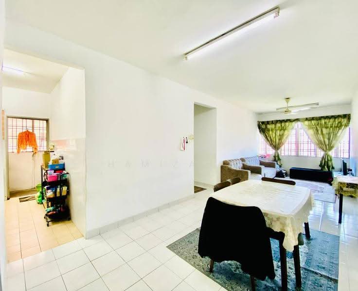 Pangsapuri untuk Dijual di Taman Bukit Pelangi - Hamizah . - Living Room - PropertyGuru.com.my