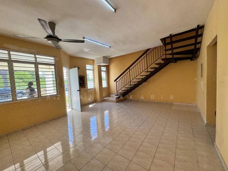 Rumah Teres 2-Tingkat untuk Dijual di Bandar Saujana Putra (Tanjong Duabelas) - AZMAN ZAKARIA - Living Room - PropertyGuru.com.my