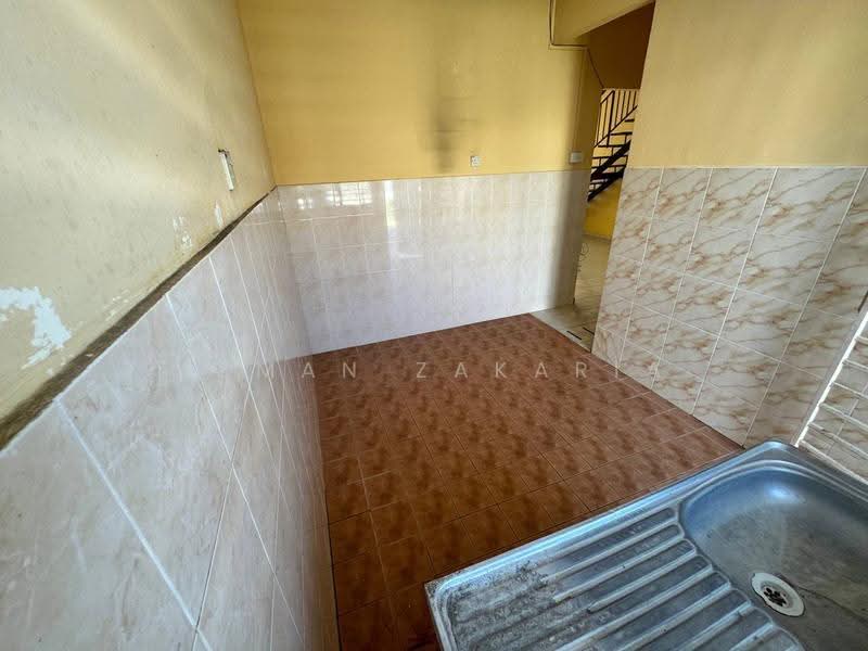 Rumah Teres 2-Tingkat untuk Dijual di Bandar Saujana Putra (Tanjong Duabelas) - AZMAN ZAKARIA - Kitchen - PropertyGuru.com.my