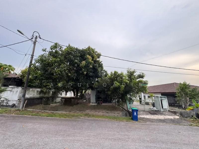 Bungalow House for Sale in Bandar Putra Permai (Seri Kembangan) - Abdul Qadir - PropertyGuru.com.my