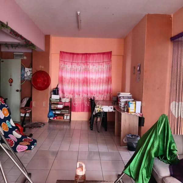 Pangsapuri untuk Dijual di Sri Impian Apartment - Ee Fong Toh - Living Room - PropertyGuru.com.my