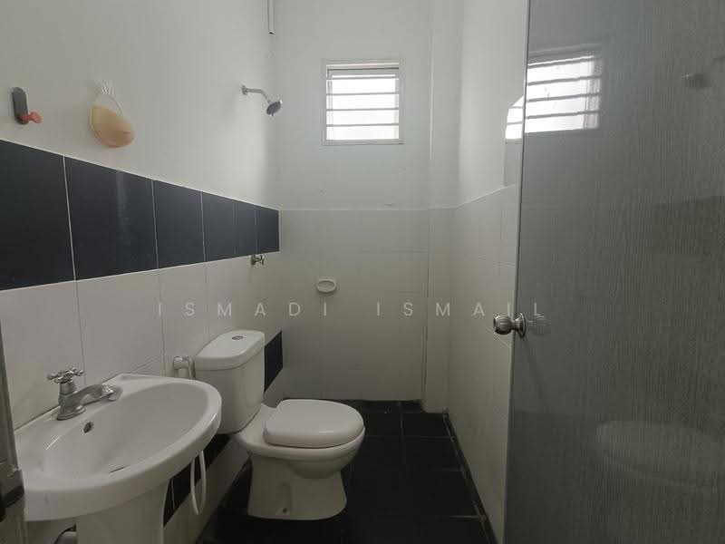 Semi-Detached House for Sale in Sepang (Selangor) - Ismadi Ismail - Bathroom - PropertyGuru.com.my
