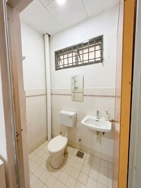 Semi-Detached House for Sale in Taman Megah Ria (Masai) - YC Fung - Bathroom - PropertyGuru.com.my