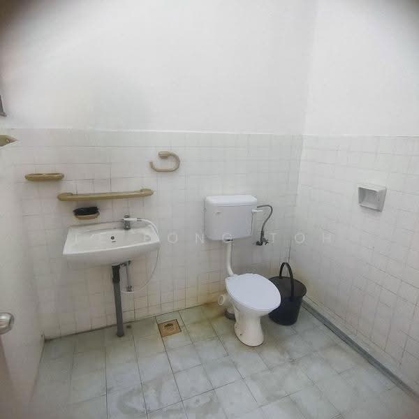 2-storey Terraced House for Sale in Taman Daya (Johor Bahru) - Ee Fong Toh - Bathroom - PropertyGuru.com.my
