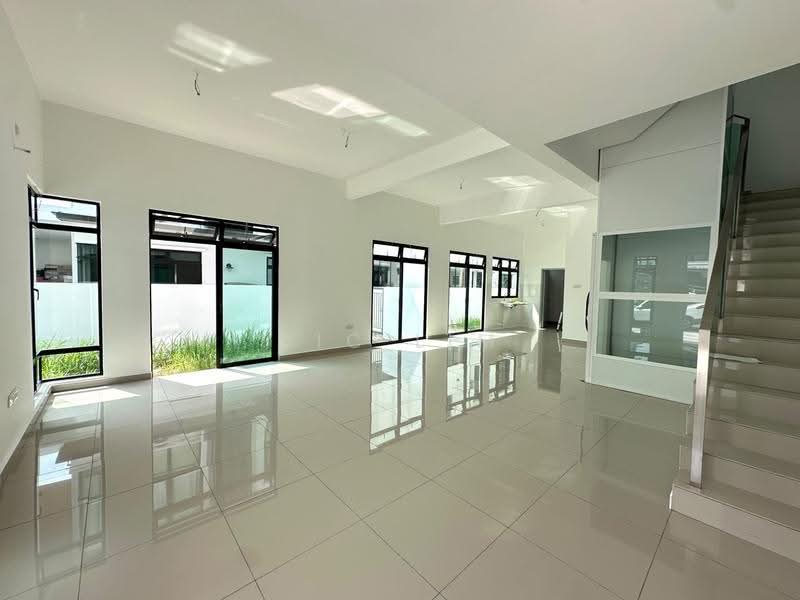 Cluster House for Sale in Taman Mutiara Rini (Skudai) - Vic Lim - Living Room - PropertyGuru.com.my