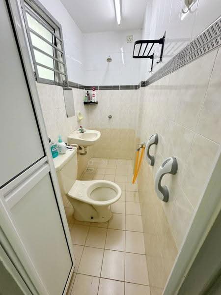 Apartment for Sale at Bayu Puteri 3 - Ee Fong Toh - Bathroom - PropertyGuru.com.my