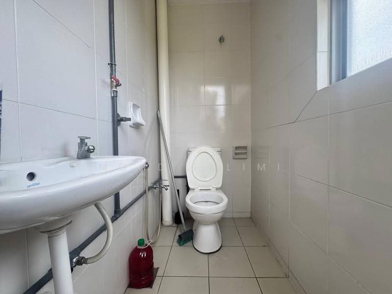 Terraced House for Sale in Gombak (Selangor) - Mohd Salimi - Bathroom - PropertyGuru.com.my