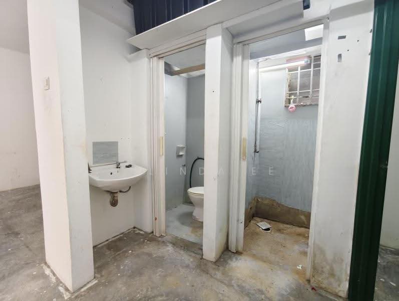 Rumah Flat untuk Dijual di Flat Taman Pelangi Indah - Melinda Ee - Bathroom - PropertyGuru.com.my