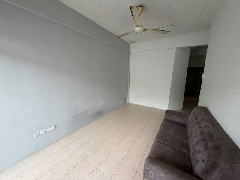 Pangsapuri untuk Dijual di Taman Putri Kulai - Kuu Chin - Living Room - PropertyGuru.com.my