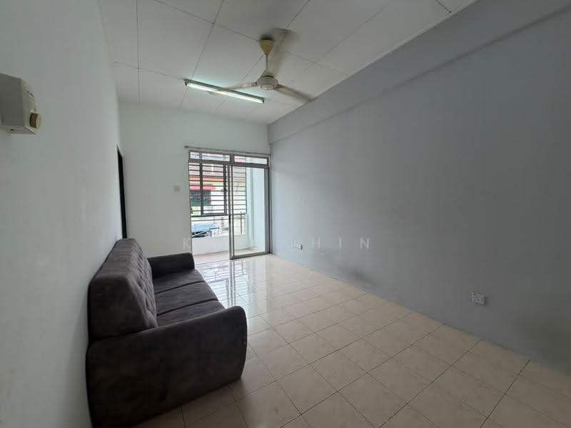 Pangsapuri untuk Dijual di Taman Putri Kulai - Kuu Chin - Living Room - PropertyGuru.com.my