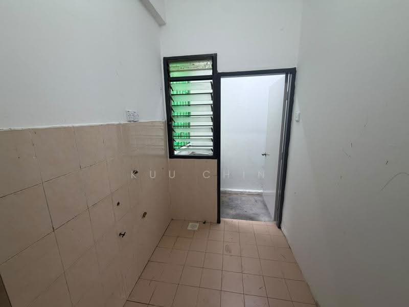 Pangsapuri untuk Dijual di Taman Putri Kulai - Kuu Chin - Kitchen - PropertyGuru.com.my