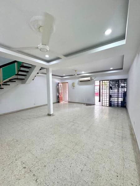2-storey Terraced House for Sale in Ampang (Kuala Lumpur) - Syamsul Ilham - Living Room - PropertyGuru.com.my