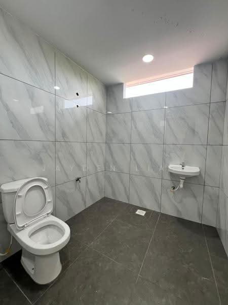 Rumah Teres 2-Tingkat untuk Dijual di Taman Putri Kulai (Kulai) - Jayden Lian - Bathroom - PropertyGuru.com.my