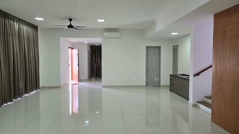 Rumah Berkembar untuk Dijual di Bandar Tropicana Aman (Telok Panglima Garang) - Irene Tan - Living Room - PropertyGuru.com.my