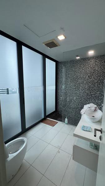 Kediaman Servis untuk Dijual di Vogue Suites One - Kent Tee - Bathroom - PropertyGuru.com.my