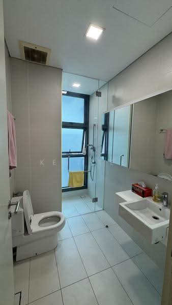 Kediaman Servis untuk Dijual di Vogue Suites One - Kent Tee - Bathroom - PropertyGuru.com.my