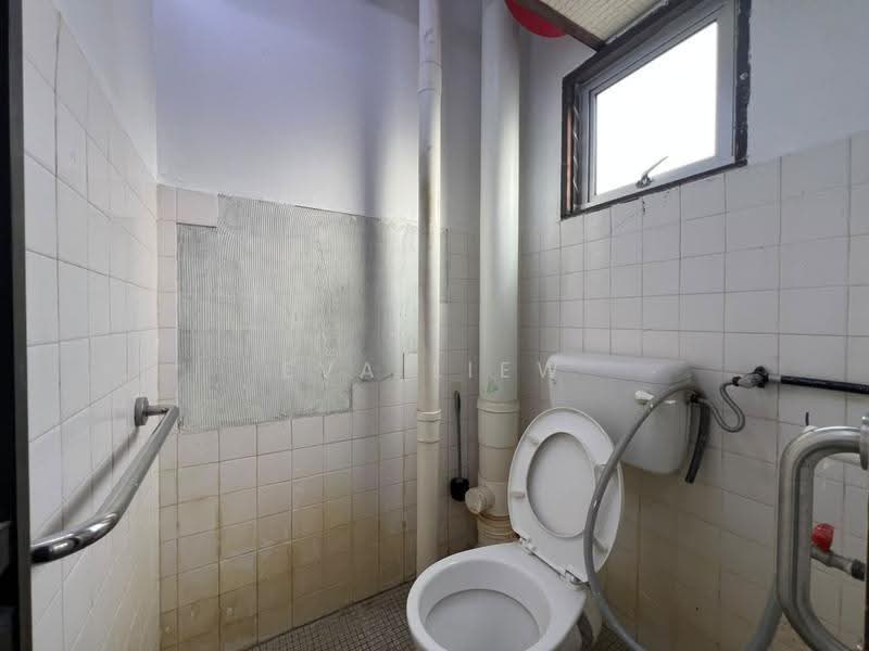 Rumah Flat untuk Disewa di Pangsapuri Pelangi - Eva Liew - Bathroom - PropertyGuru.com.my