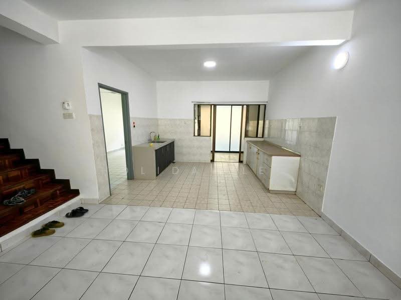 2-storey Terraced House for Rent in Bandar Utama (Selangor) - Holiday Lew - Kitchen - PropertyGuru.com.my