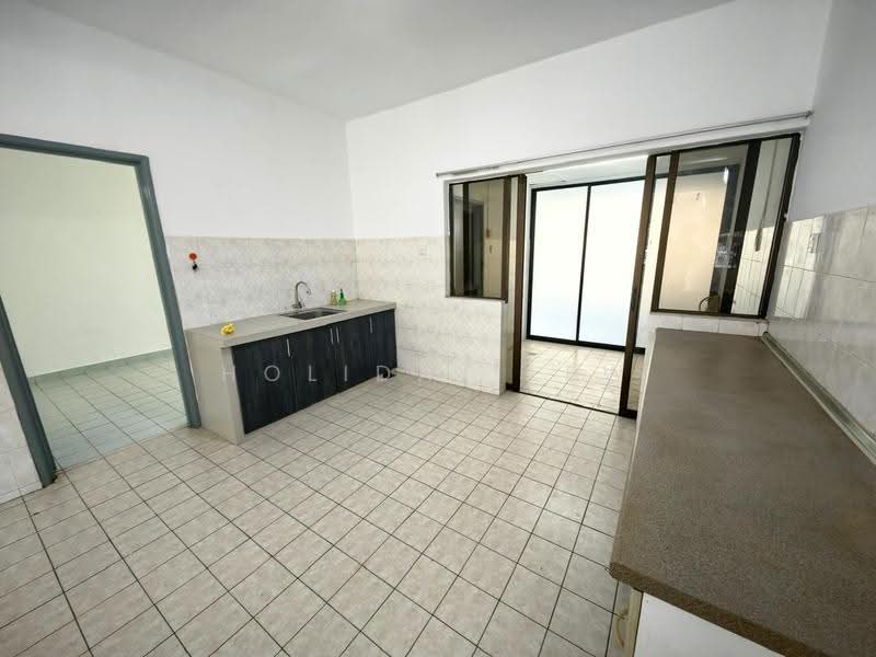 2-storey Terraced House for Rent in Bandar Utama (Selangor) - Holiday Lew - Kitchen - PropertyGuru.com.my