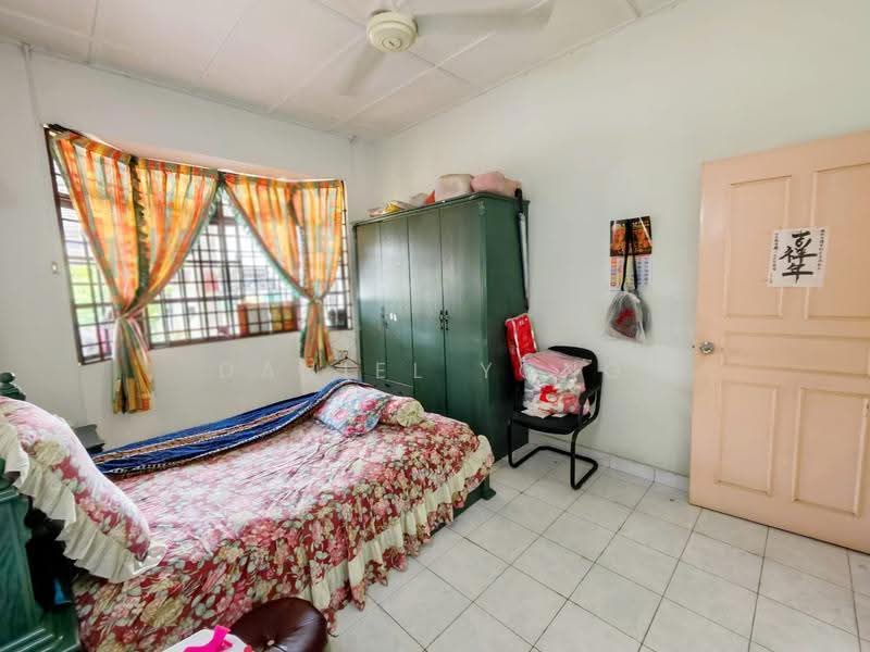 Rumah Teres 1-Tingkat untuk Dijual di Taman Rinting (Masai) - Daniel Yong - Bedroom - PropertyGuru.com.my