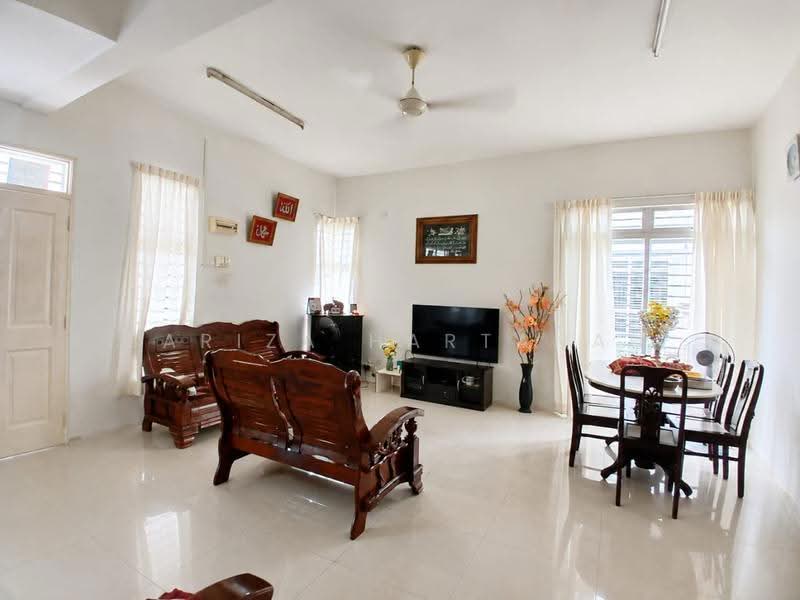 Semi-Detached House for Sale in Bandar Saujana Putra (Tanjong Duabelas) - Sariza Hartanah - Living Room - PropertyGuru.com.my