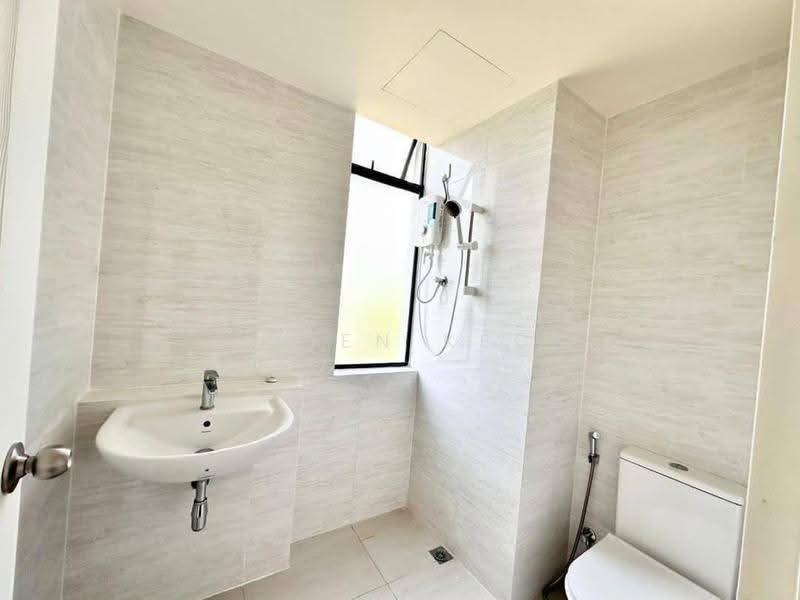 Rumah Teres 2-Tingkat untuk Disewa di Taman Damansara Aliff (Tampoi) - Vivien Keck - Bathroom - PropertyGuru.com.my