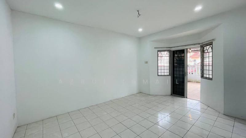 Rumah Teres 2-Tingkat untuk Dijual di Seri Kembangan (Selangor) - Azrul Ismail - Living Room - PropertyGuru.com.my